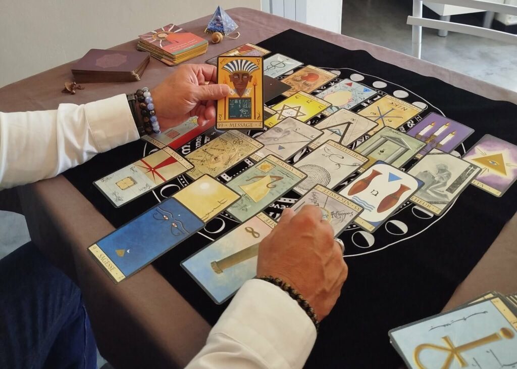 Photo de Laurent Casanova pendant une séance de cartomancie