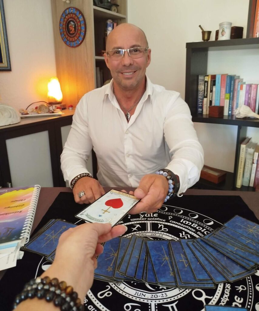 Photo de Laurent Casanova pendant une séance de tirage de cartes