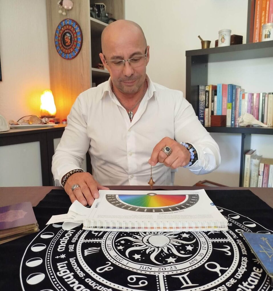 Photo de Laurent Casanova pendant une séance de pendule