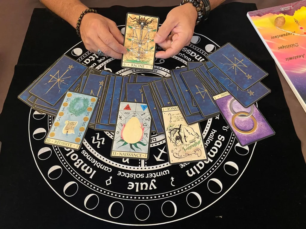 Photo de Laurent Casanova pendant une séance de cartomancie