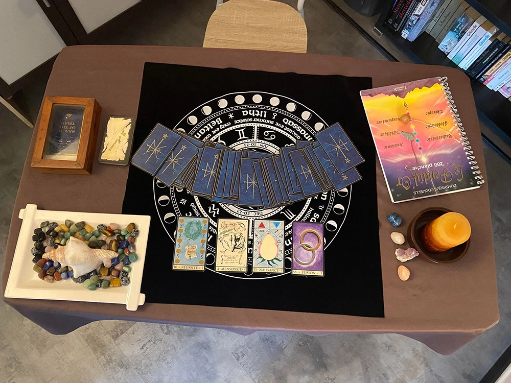 Photo de Laurent Casanova pendant un séance de cartomancie