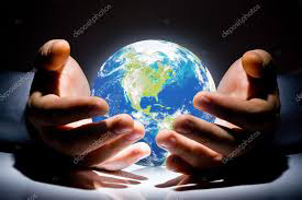 Photo de la terre entourée par des mains